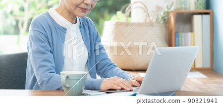 高級女性前往客廳的電腦 90321941