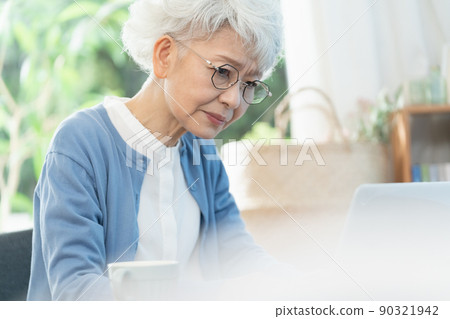 高級女性前往客廳的電腦 90321942
