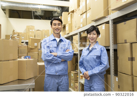 穿著工作服在倉庫工作的男女 穿著工作服在倉庫工作的男女 90322016