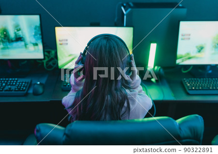 electronic sports, back view, female 90322891