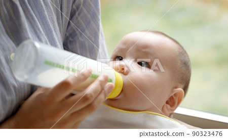 母親給嬰兒的牛奶 90323476