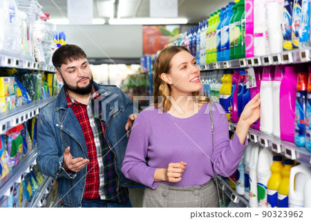 Couple shopping detergent products 90323962