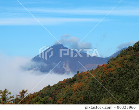 被秋天的晨霧包圍的萬代山和山上的紅葉相得益彰,美不勝收。 被秋天的晨霧包圍的萬代山和山上的紅葉相得益彰,美不勝收。 90323966