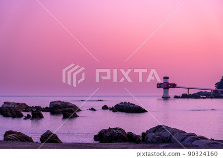 高知縣土佐清水市龍浜海岸東側名為櫻濱的沙灘的夜景 90324160