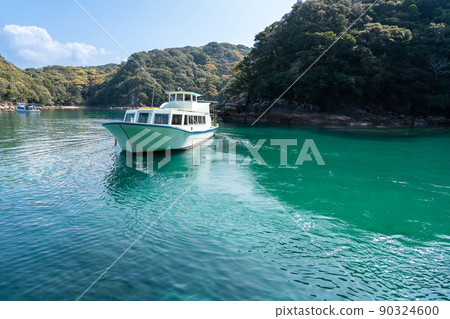 Near the dock of a glass-bottom boat on the unseen coast of Tatsukushi Bay, Tosashimizu City, Kochi Prefecture 90324600