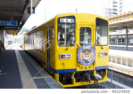 Shimabara Railway's yellow train Shimabara Railway's yellow train 90324988
