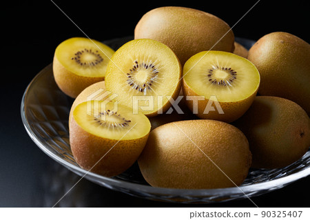 玻璃碗中的金獼猴桃 90325407