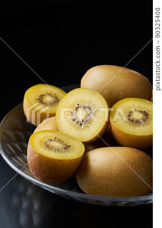 玻璃碗中的金獼猴桃 玻璃碗中的金獼猴桃 90325408