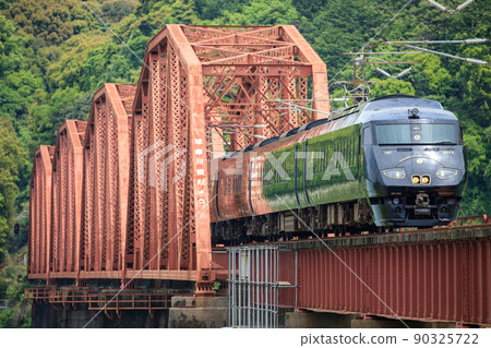 穿越球磨川大橋（JR九州）的觀光列車“36 Plus 3” 90325722