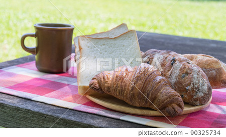 Bread and coffee to eat outdoors 90325734