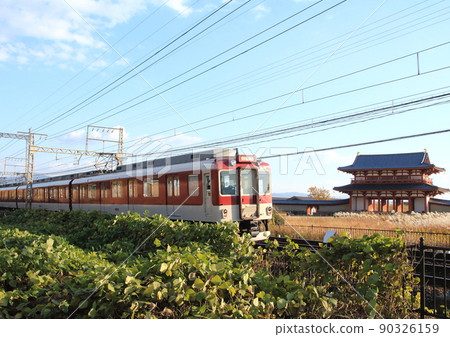 A Kintetsu train that passes by the Suzakumon Gate, which was restored to the site of the Heijo Palace, a World Heritage Site. 90326159