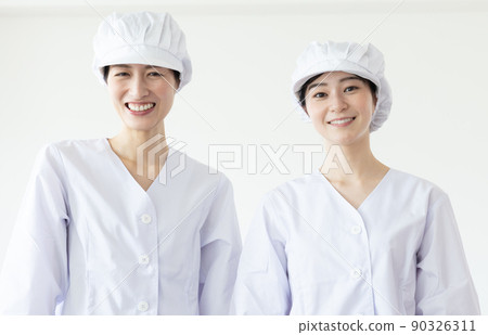 一個穿著實驗室外套和做飯的女人 90326311