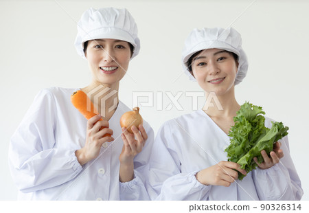 一個穿著實驗室外套和做飯的女人 90326314