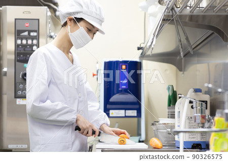 一個穿著實驗室外套和做飯的女人 90326575