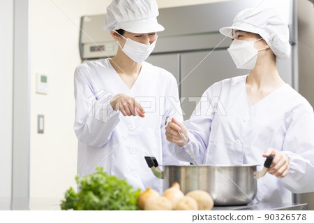 一個穿著實驗室外套和做飯的女人 90326578