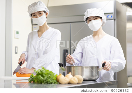 一個穿著實驗室外套和做飯的女人 90326582