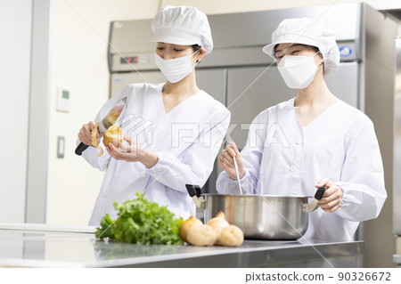 一個穿著實驗室外套和做飯的女人 90326672