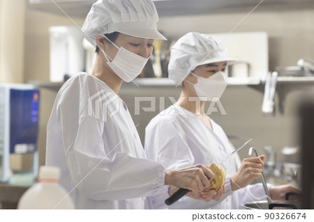 一個穿著實驗室外套和做飯的女人 一個穿著實驗室外套和做飯的女人 90326674