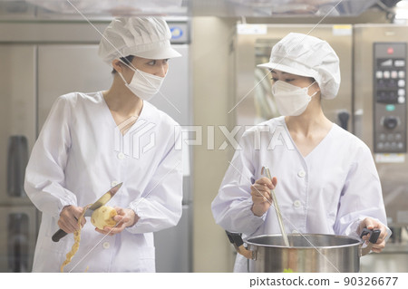 一個穿著實驗室外套和做飯的女人 90326677