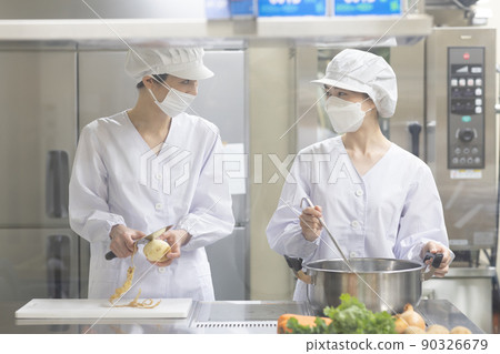 一個穿著實驗室外套和做飯的女人 90326679