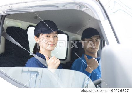 駕駛卡車的送貨員 90326877