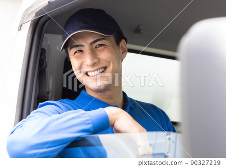 駕駛卡車的送貨員 90327219