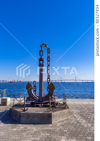 陽光明媚的橫濱港和臨港公園的船錨 90327934