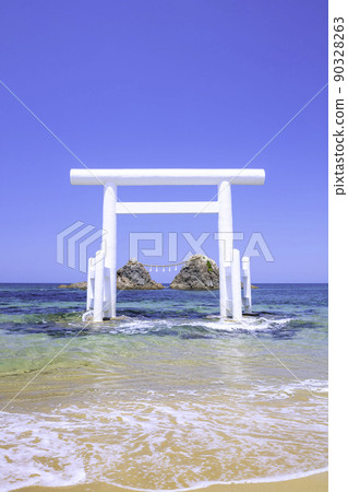 White torii gate and Meotoiwa in Futigaura, Itoshima City, Fukuoka Prefecture 90328263