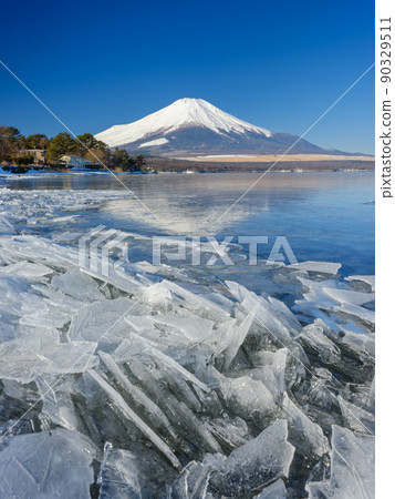 Yamanashi Yamanakako_A spectacular view of ice and Mt. Fuji 90329511