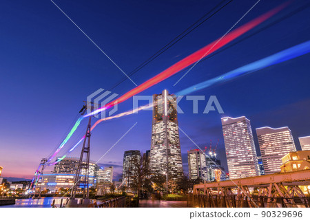 橫濱港未來夜景 / 索道的虹彩照明在夜空中閃耀 橫濱港未來夜景 / 索道的虹彩照明在夜空中閃耀 90329696