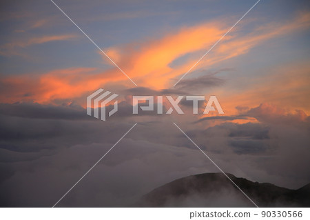 Sunrise from Nakadake and the sea of clouds (Kokonoe Town, Oita Prefecture) Sunrise from Nakadake and the sea of clouds (Kokonoe Town, Oita Prefecture) 90330566