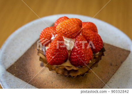 Bakery's Strawberry Tart (Misawa City, Aomori Prefecture) 90332842