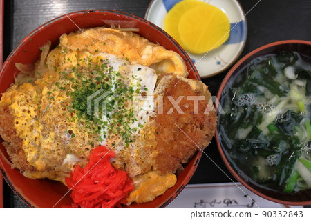 Katsudon with green laver in a coffee shop (Aomori Prefecture) Katsudon with green laver in a coffee shop (Aomori Prefecture) 90332843