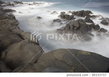 四季海岸,海浪撞擊岩石並形成白色泡沫 四季海岸,海浪撞擊岩石並形成白色泡沫 90333737