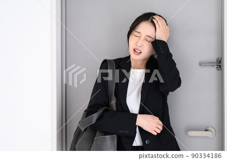 People who have a headache due to stress before and after going to work 90334186