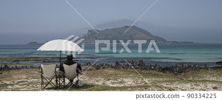 Biyangdo seen from the emerald sea light and white beach umbrella 90334225