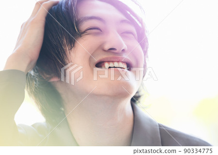 一個面帶微笑的年輕人 90334775