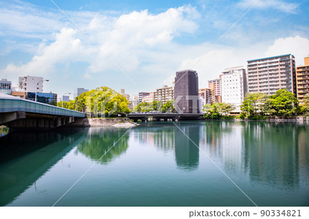 這是廣島站南側沿河的建築區。水之城廣島是一座河流眾多的城市。看向神堀町。廣島 這是廣島站南側沿河的建築區。水之城廣島是一座河流眾多的城市。看向神堀町。廣島 90334821