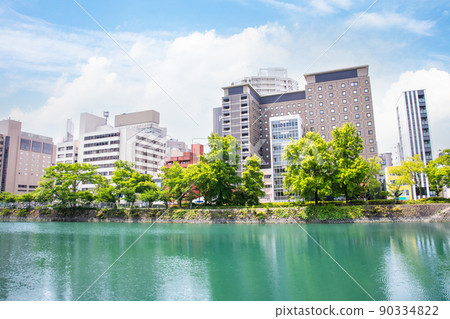 這是廣島站南側沿河的建築區。水之城廣島是一座河流眾多的城市。看向京橋町。廣島 90334822
