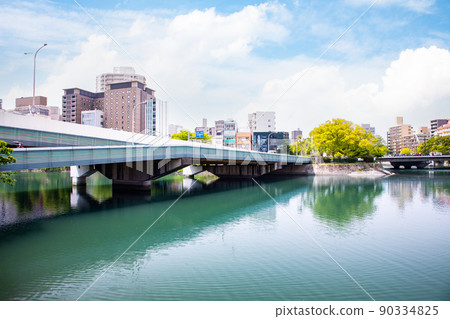 這是廣島站南側沿河的建築區。水之城廣島是一座河流眾多的城市。眺望站西高橋和神柳橋。廣島 這是廣島站南側沿河的建築區。水之城廣島是一座河流眾多的城市。眺望站西高橋和神柳橋。廣島 90334825