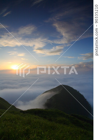 Sea of clouds in Aso (Aso, Kumamoto Prefecture) 90335210