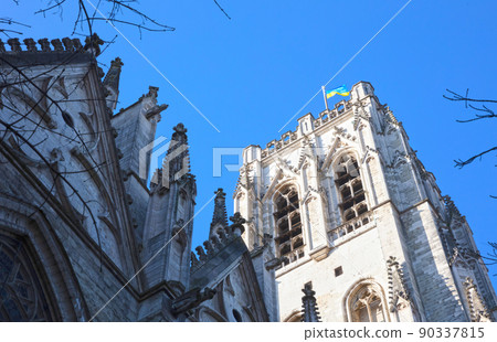 Brussels, Belgium on februari 25, 2022 - Ukrainian flag waving at the St. Michael and St. Gudula Cathedral in Brussels, Belgium. Brussels, Belgium on februari 25, 2022 - Ukrainian flag waving at the St. Michael and St. Gudula Cathedral in Brussels, Belgium. 90337815