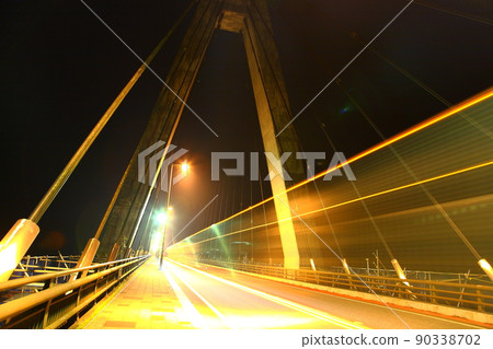 Light trail of a car on the bridge (Saiki City, Oita Prefecture) 90338702