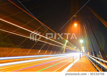 Light trail of a car on the bridge (Saiki City, Oita Prefecture) 90338706