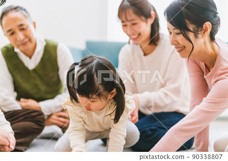 看著他們唯一的女兒的父母和祖父母 90338807