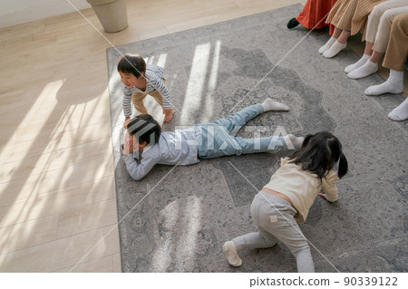 younger, person, living room 90339122