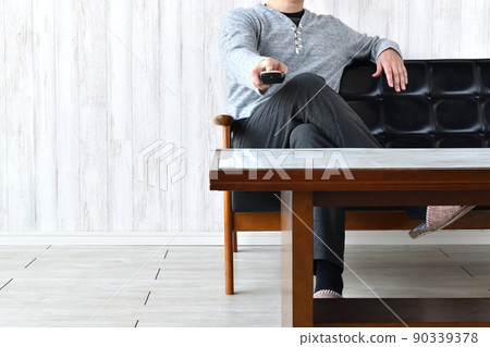 Men changing TV channels 90339378