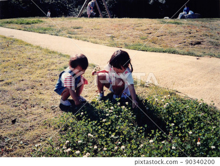 老電影照片採摘白三葉的女孩的兩姐妹 老電影照片採摘白三葉的女孩的兩姐妹 90340200
