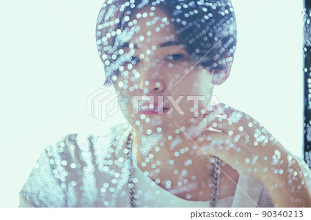 年輕人肖像下雨天 90340213