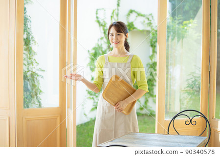Cafe clerk 90340578